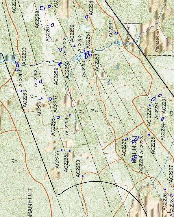 Figur 9. Resultat av arkeologisk utredning. Utredningsområdets centrala del. Fasta fornar (röd markering), och övriga a ar (blå markering).