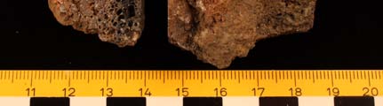 Figur 6. Det större magnetiska stycket i F5 är ett oregelbundet slaggstycke bestående av en homogen slagg med ett centralt stråk av millimeterstora svampiga ansamlingar av metalliskt järn. Figur 7.
