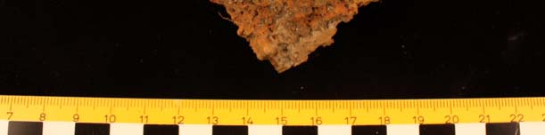 Figur 1. Slagg ur F1 med skålformad botten och plan överyta. I snitt framträder en homogen slagg med stora porer och enstaka inneslutna kolstycken. Figur 2. F2.