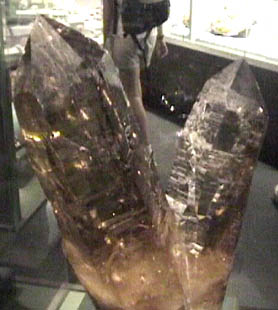 1. Kristallstruktur 1.1 Inledning Kristall - Historiskt sett beteckning på transparent mineral, ofta med regelbundna former, studerade sedan 1600-talet.