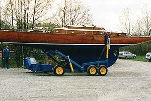 Inledning Under åren 1989-2001 arbetade Tullinge Teknik AB med att ta fram en produkt för att underlätta upptagning av båtar.