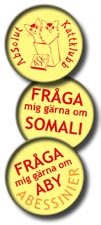 AbSolut Kattklubbs verksamhetsberättelse Kristin Stenmark har utformat rockmärken med klubbens logotype, samt med texterna Fråga mig gärna om aby och Fråga mig gärna om somali.