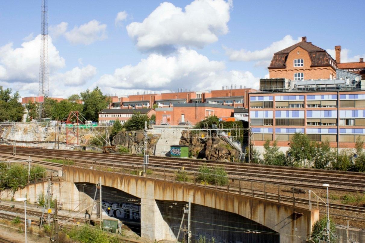Figur 5. Bild på stödmur, tagen söder om planområdet. Järnvägsspåren trafikeras av pendeltåg, regiontåg, fjärrtåg och godståg på Mälarbanan, Ostkustbanan och Arlandabanan med flera.