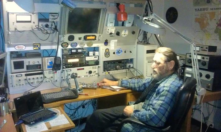 Amatörradiokursen körde SL-testen hemma hos SMCQA Kursdeltagarna i amatörradiokursen fick en unik möjlighet att delta i SL-testen för att köra riktig amatörradio!