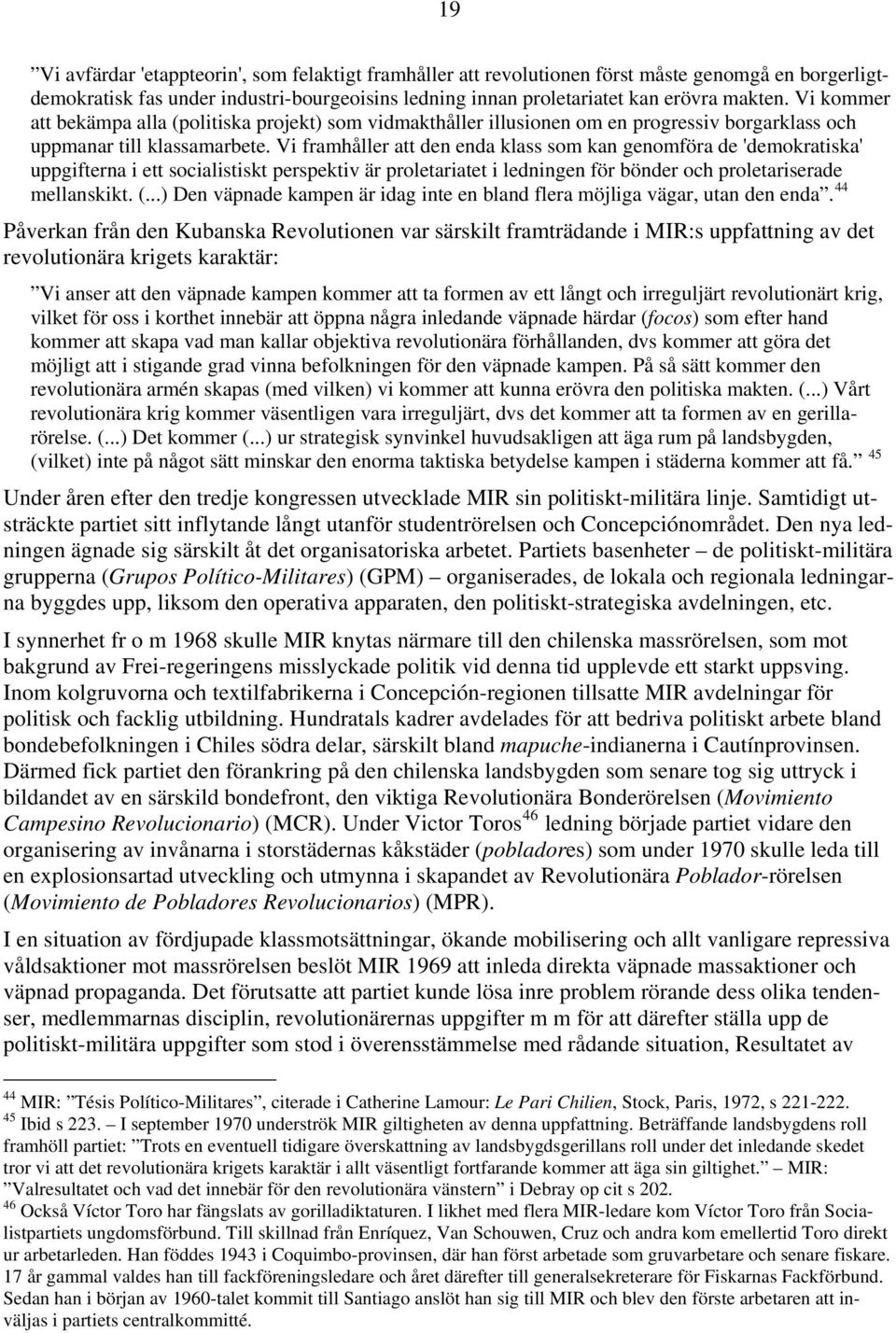 Vi framhåller att den enda klass som kan genomföra de 'demokratiska' uppgifterna i ett socialistiskt perspektiv är proletariatet i ledningen för bönder och proletariserade mellanskikt. (.