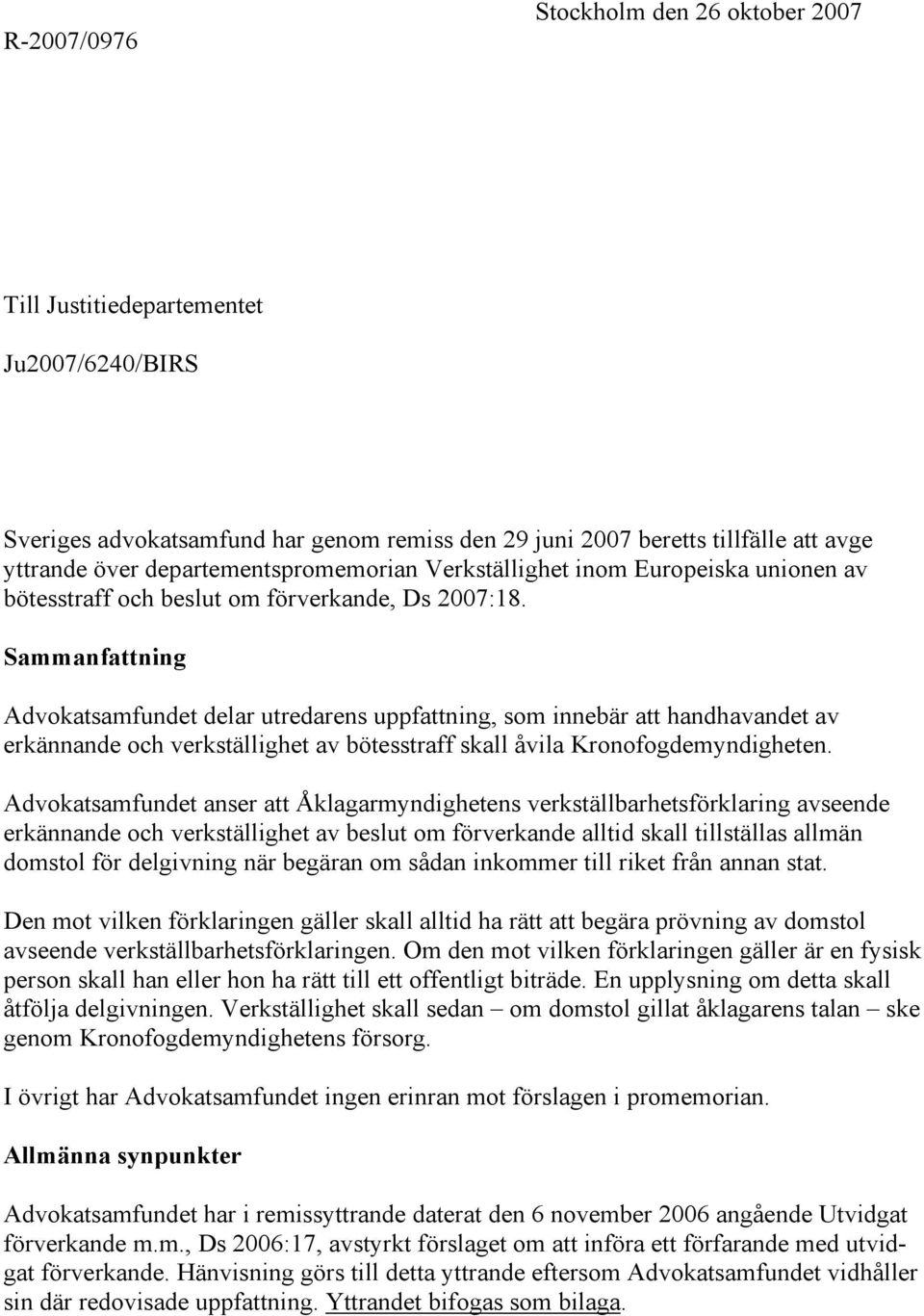 Sammanfattning Advokatsamfundet delar utredarens uppfattning, som innebär att handhavandet av erkännande och verkställighet av bötesstraff skall åvila Kronofogdemyndigheten.