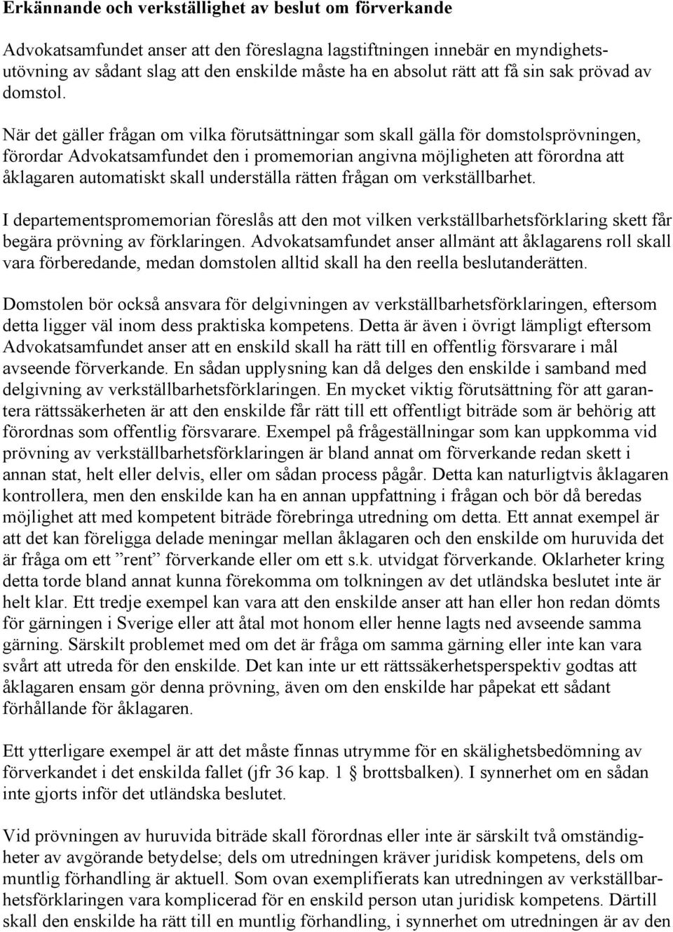 När det gäller frågan om vilka förutsättningar som skall gälla för domstolsprövningen, förordar Advokatsamfundet den i promemorian angivna möjligheten att förordna att åklagaren automatiskt skall