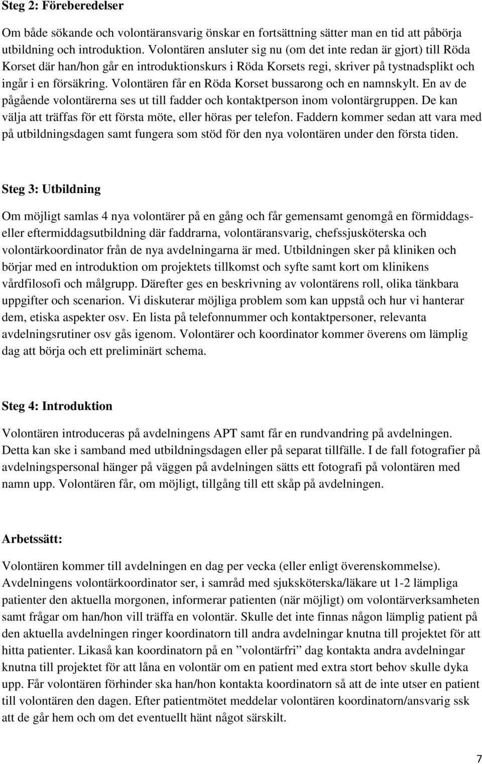 Volontären får en Röda Korset bussarong och en namnskylt. En av de pågående volontärerna ses ut till fadder och kontaktperson inom volontärgruppen.