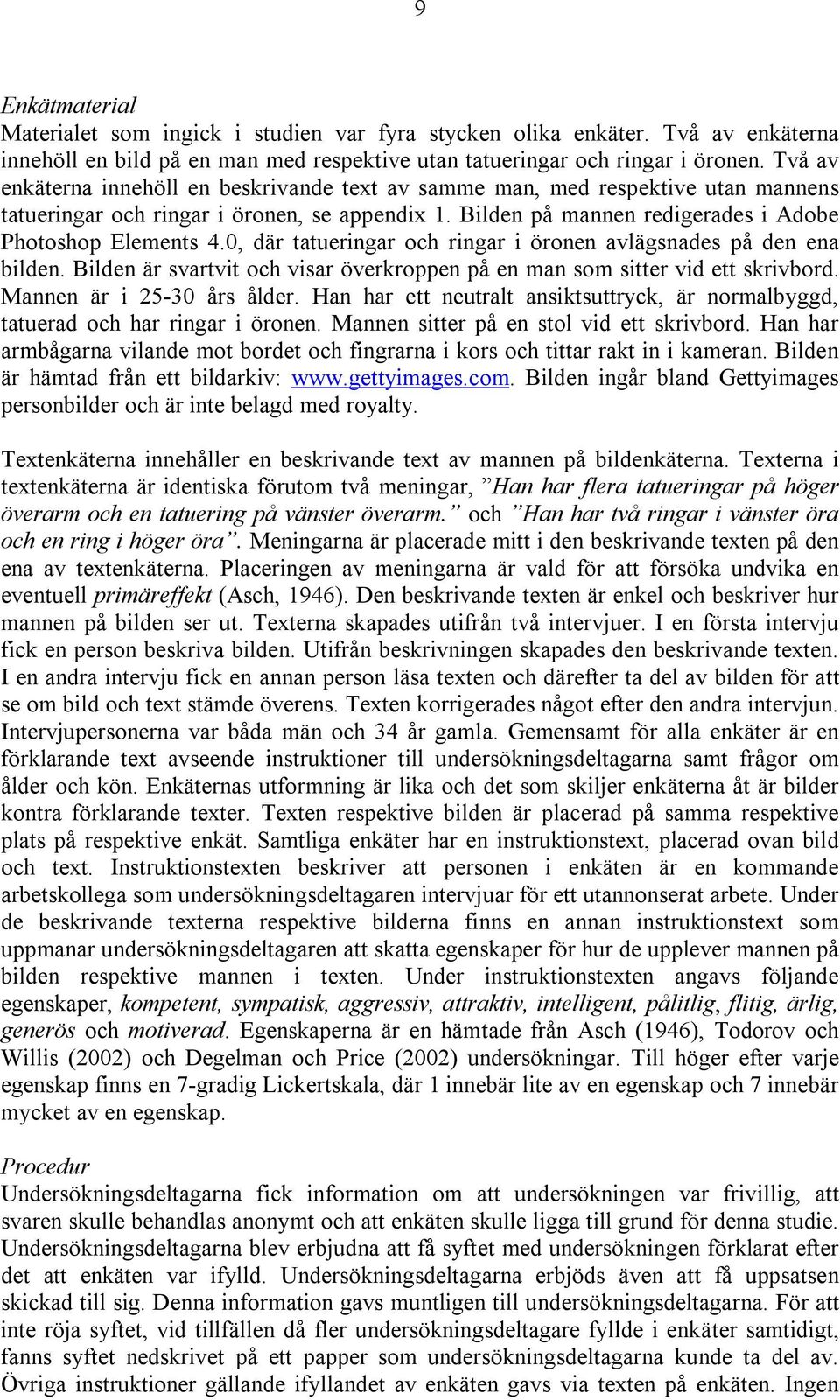 0, där tatueringar och ringar i öronen avlägsnades på den ena bilden. Bilden är svartvit och visar överkroppen på en man som sitter vid ett skrivbord. Mannen är i 25-30 års ålder.