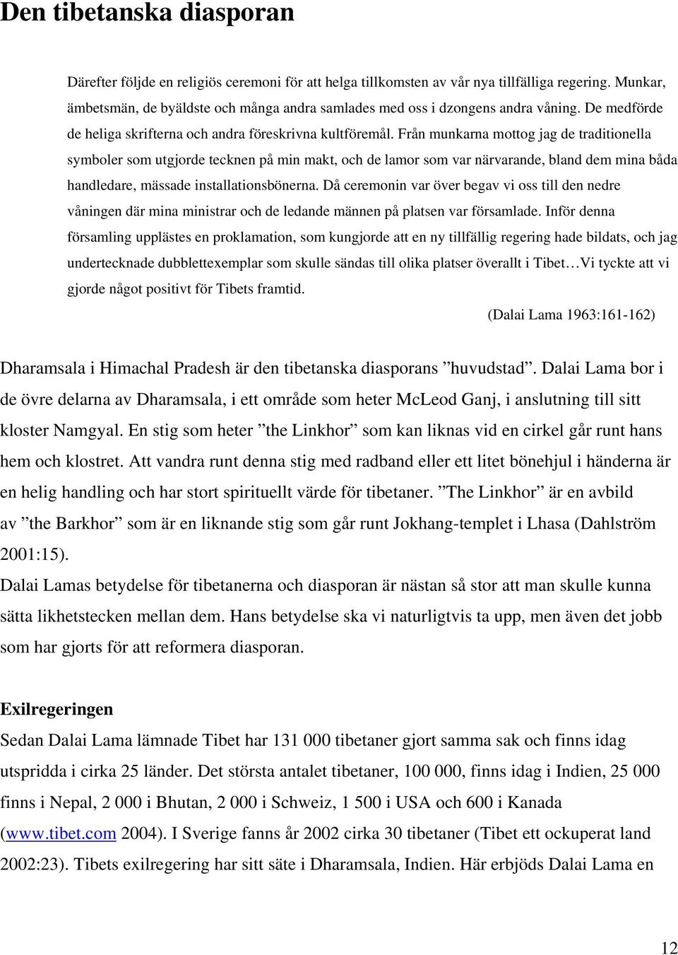 Från munkarna mottog jag de traditionella symboler som utgjorde tecknen på min makt, och de lamor som var närvarande, bland dem mina båda handledare, mässade installationsbönerna.