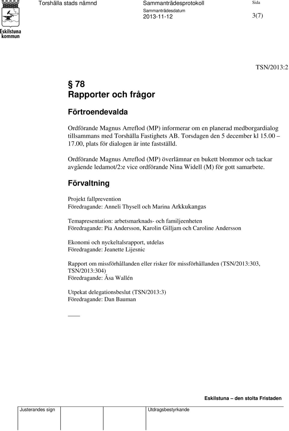 Ordförande Magnus Arreflod (MP) överlämnar en bukett blommor och tackar avgående ledamot/2:e vice ordförande Nina Widell (M) för gott samarbete.