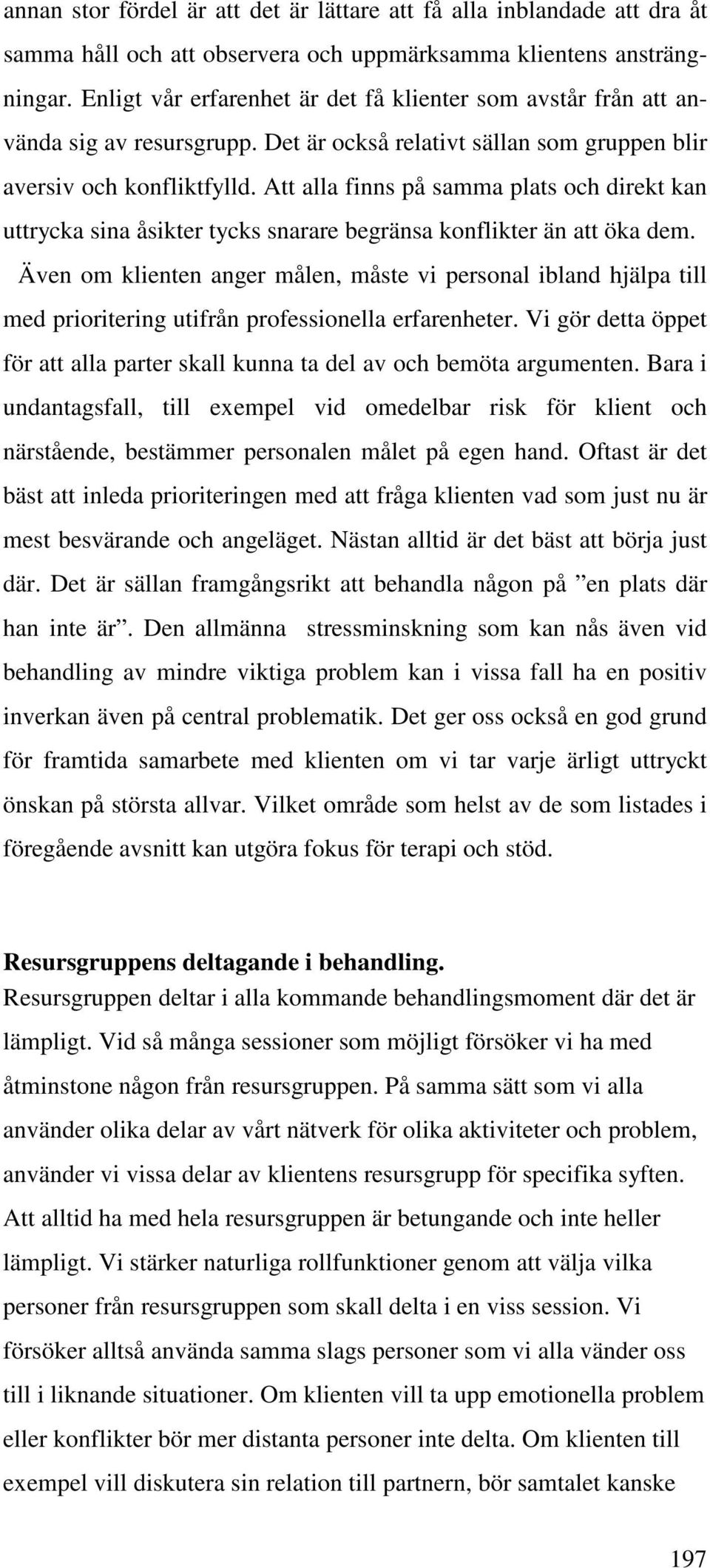 Att alla finns på samma plats och direkt kan uttrycka sina åsikter tycks snarare begränsa konflikter än att öka dem.