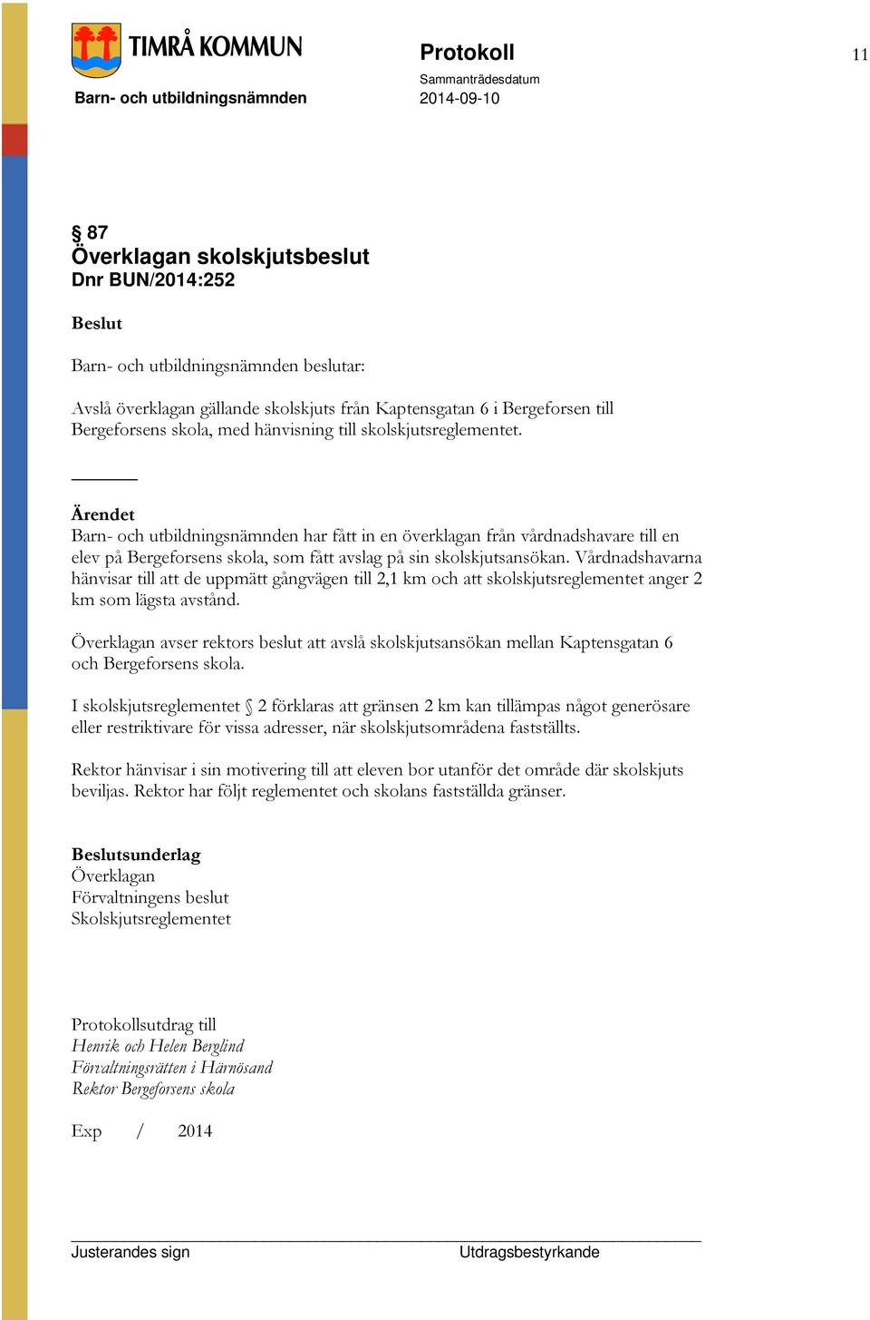 Vårdnadshavarna hänvisar till att de uppmätt gångvägen till 2,1 km och att skolskjutsreglementet anger 2 km som lägsta avstånd.