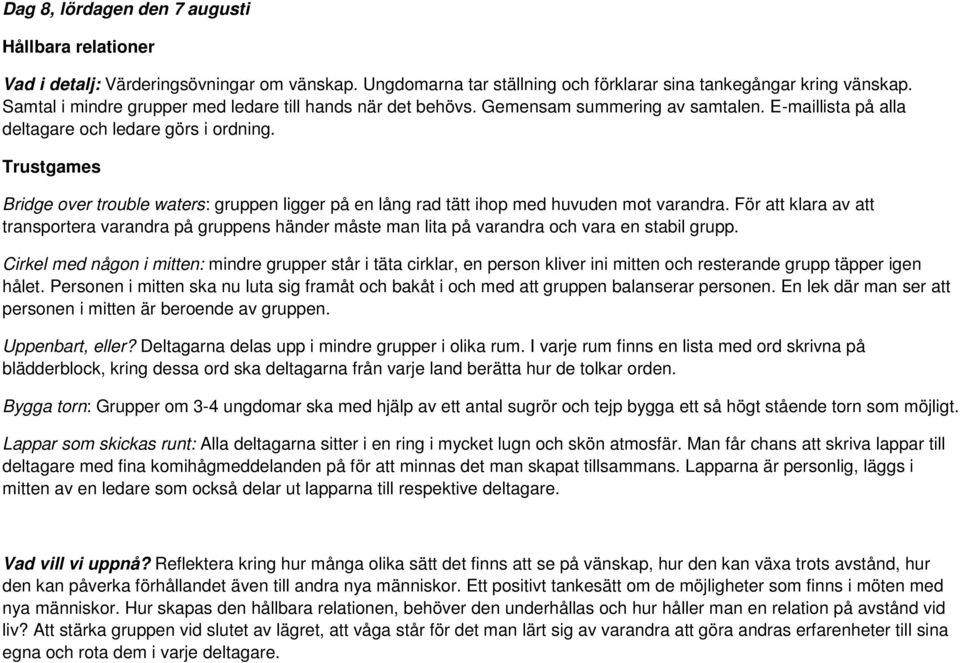 Trustgames Bridge over trouble waters: gruppen ligger på en lång rad tätt ihop med huvuden mot varandra.
