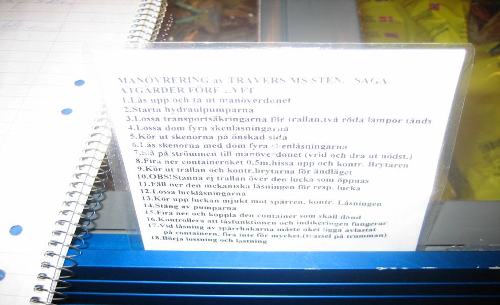 Bild Traversen med containerok Ombord fanns en skriftlig instruktion för manövrering av traversen innan första lyftet (se bild nedan) och en för åtgärder efter lyft.