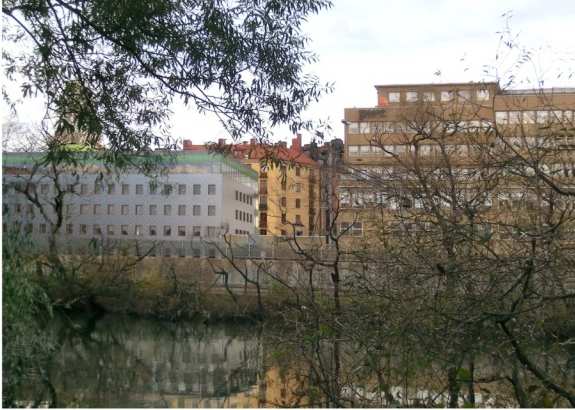 Lokstallet 6 i förslaget höjs med en våning. För att motverka det är den påbyggda takvåningen indragen med 3 meter från fasad mot Atlasmuren.