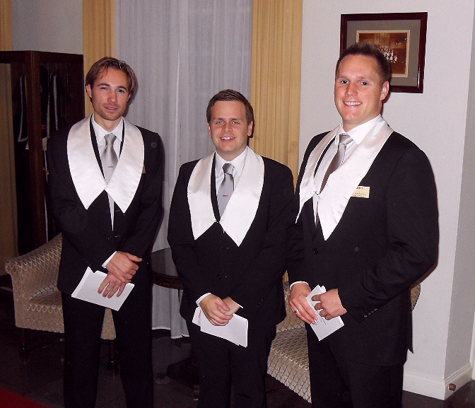 Tre nya bröder Foto: Torsten Augrell Den 22 oktober invigdes Niklas Carlberg, Erik Leijonhielm och Christian Sjöborg i Odd Fellow Orden och medlemskap i vår loge.