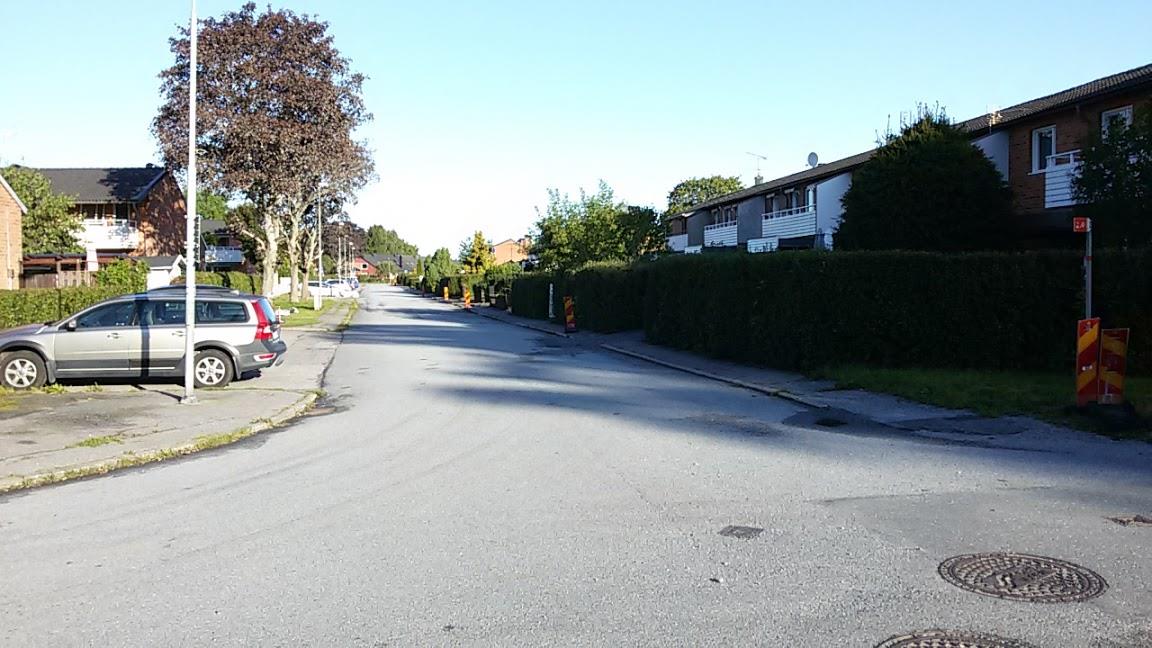 Bild 3. Riddarvägen genom radhusområdet är en av Österskärs bredaste gator. Påminner mer om en startbana än en lokalgata.