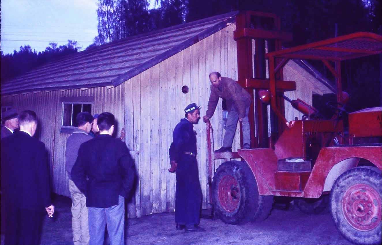 När den nya brandstationen stod färdig 1963 köpte Verner Martinsson det gamla brandbilsgaraget och flyttade det till sågen.