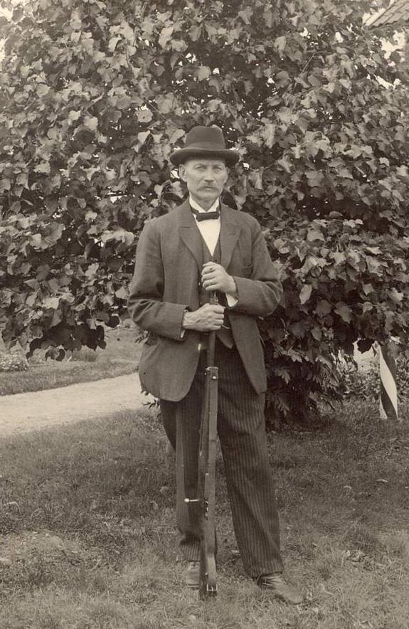 Skjutinstruktör Knut Forsell I en årsredovisning från 1913 kan man läsa att det varit skjutning varje söndag från 27 april till 21 september.