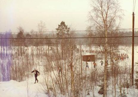 Här skymtar taket till telefonplatsen vid 200-metersvallen. Foto Sven Almqvist.