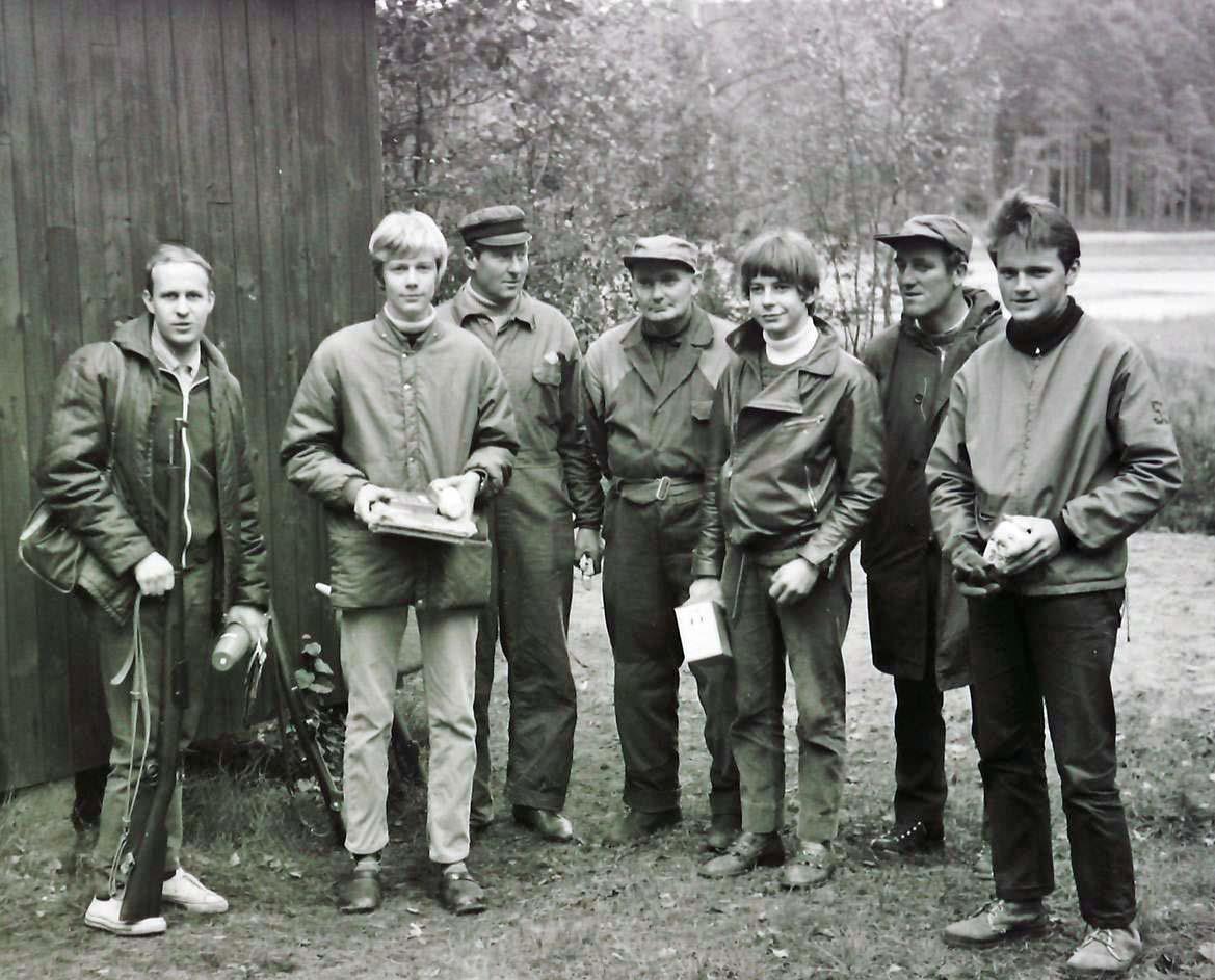 Några av föreningens medlemmar samlade vid skjutbanan i mitten på 1960-talet. Fr. v. Rolf Andersson, Jan Stenlund, Karl Axel Svensson, Lars Gustavsson, Anders Häggstam, Erik Gustavsson och Jan Olsson.