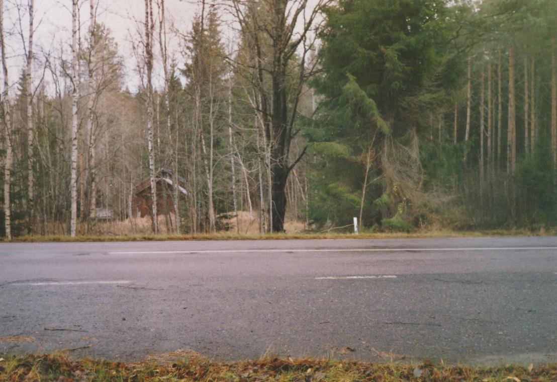 Vandringen fortsätter En bit efter det man passerat Nolgårdsvägen går det ner en gammal väg till vänster, nr 3 på kartan. Det är en rest av den gamla vägen mot Tived.