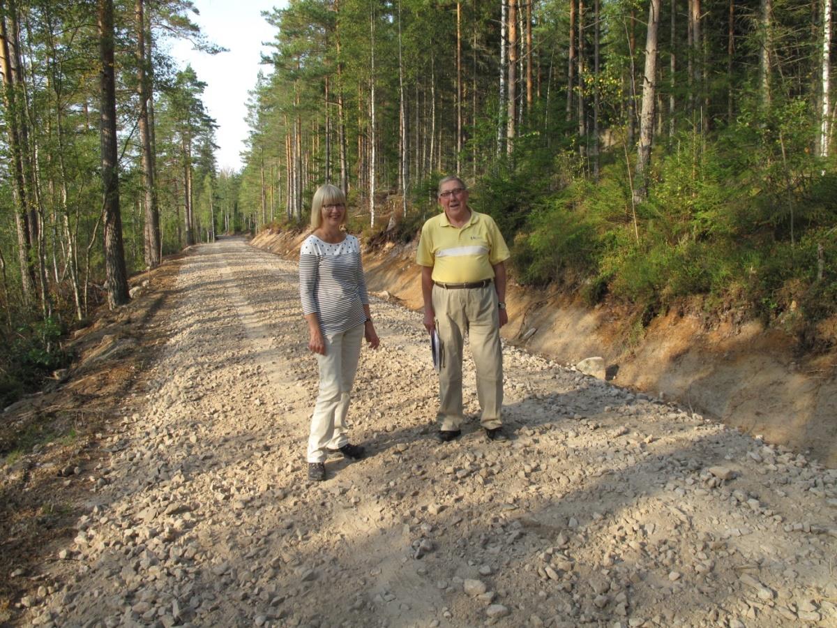 Detta är vad som återstår av gården Åna 2016. Foto Gunn Sjöstedt. Vi passerar förbi ödegården och efter ett par hundra meter är vi framme vid resterna av den gamla markörgraven, nr 9.