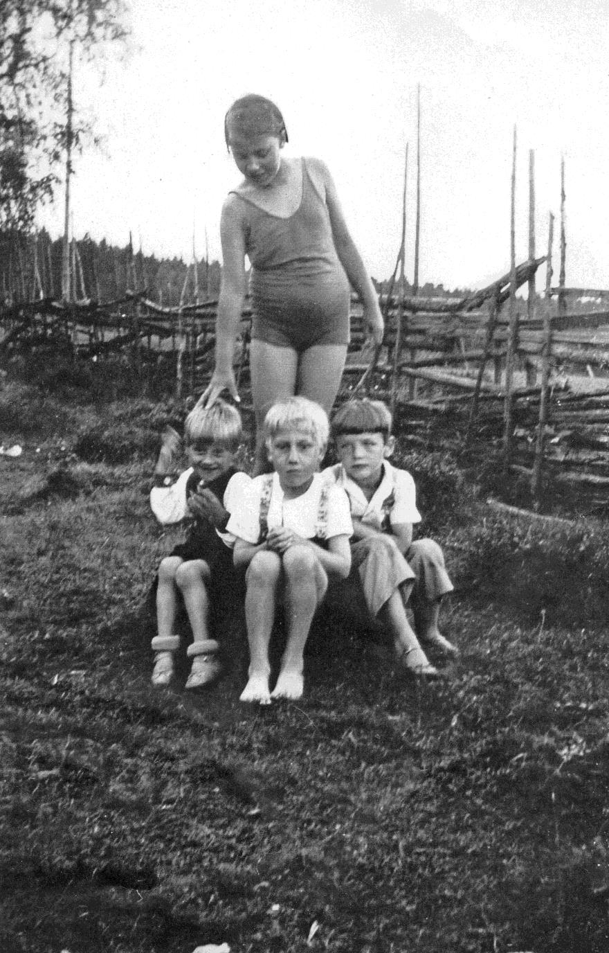 Stående: Ing-Britt Almqvist. Sittande Rolf och Sven Almqvist, Lennart Sjöstedt. I bakgrunden syns gärdet som finns nämnt i texten nedan. Kortet från slutet på 1930-talet. Foto från Sven Almqvist.