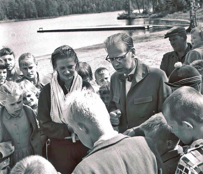 I skogskanten satt träningsredskapen. Foto Sven Almqvist. År 1953 startade simskoleverksamheten vid Åbydammen.