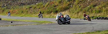 MOTSTYRNING Alla använder motstyrning, medvetet eller omedvetet. Det är det bästa sättet att få en motorcykel att svänga!