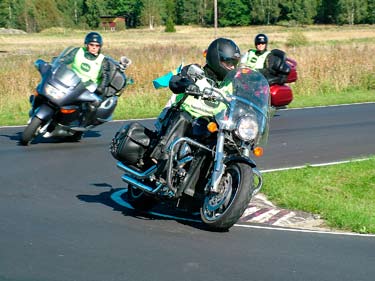 AVSLAPPNAD KÖRSTÄLLNING Att spänna sig och hålla krampaktigt i styret leder till att föraren blir utmattad och underarmarna domnar bort, föraren tappar snabbt känslan för vad själva motorcykeln gör.