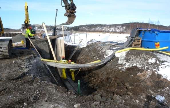 Moment i förberedelserna Hydraulisk avskärmning tätskärm Varje delområde delades av med en tätskärm. Tätskärmen bestod av plank som är satta ned till och i naturlig lera.