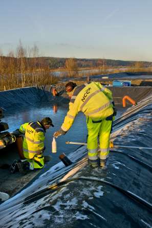 Viktiga erfarenheter från Bohus varvssaneringen Myndighetsfrågor Tryckbank Miljödom en viktig men Avskärmande tidskrävande spont process och hydraulisk barriär Komplettera