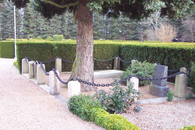 Gravvård Gammalstorp Läge Öster om kyrkan Gravvårdens typ En stående och en liggande sten Gravplatsnummer F.