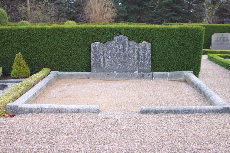 Gravvård Gammalstorp Läge Nordost om kyrkan Gravvårdens typ Stående sten Plantering/växtmaterial Gravplatsnummer B.