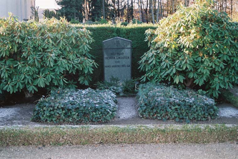 Gravvård Gammalstorp Läge Nordost om kyrkan Gravvårdens typ Stående sten Plantering/växtmaterial Rododendron, murgröna Gravplatsnummer A.