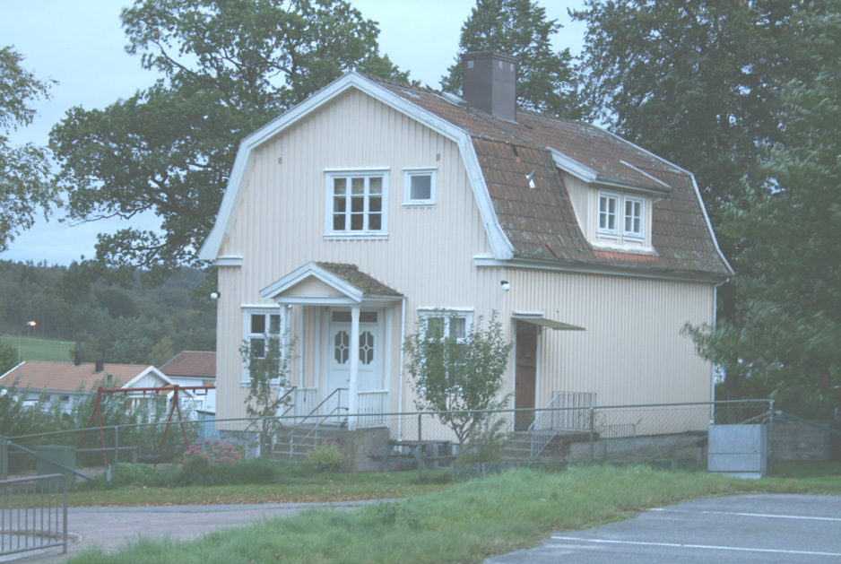 Skolor inom området Diserödsskolan åk F-6. Diseröds skola ligger i Diseröds samhälle, ca 7 km norr om Kungälvs tätort. Samhället har kommunikationer med buss/linjetrafik.