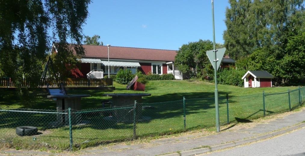 Magasinsbyggnad på Vega 7 På Vega 2 finns två tvåvånings flerbostadshus med entréer åt väster och balkonger på östra sidan. Husen är i ljus puts med sadeltak med betongpannor.