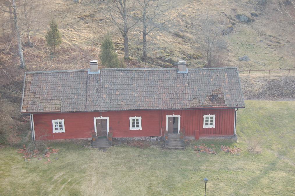 Ovan. Brunnshuset (byggnad 4) med endast små skador