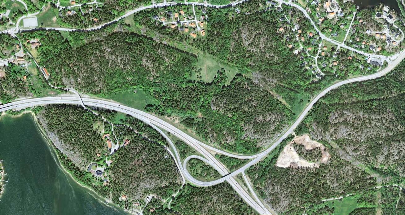 Väg 222 är av riksintresse för kommunikationer och det finns förordnande av länsstyrelsen om utökat byggnadsfritt område till 50 meter.