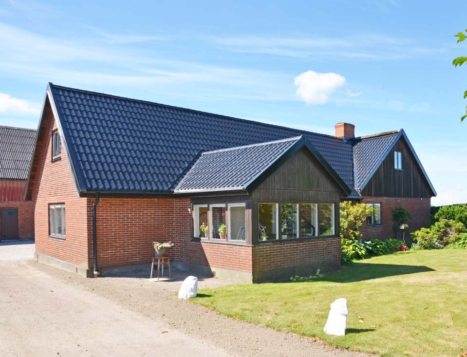 Välskött gård med en fin vy över det skånska landskapet.