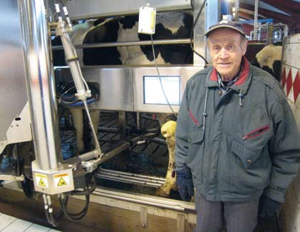 Kombinerar mjölkning i VMS och mjölkning i karusell På gården Norra Ljunga utanför Sävsjö tillämpar man både traditionell mjölkning i karusell och automatisk mjölkning i VMS.