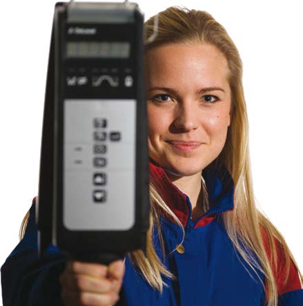 Tyst och snabb utfodring Ett ladugårdsbygge innebär en period med intensivt arbete men man får lön för mödan tycker Kristin och Robert här tillsammans med Lars Karlsson, distriktschef på DeLaval.