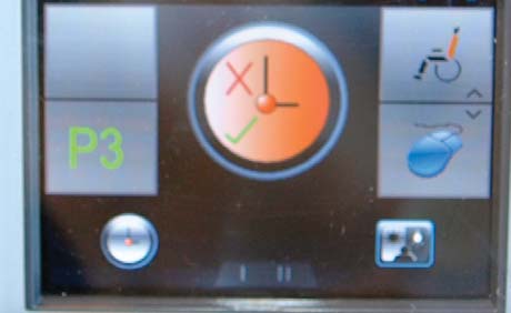 Visa/dölja klockan Tryck på pil upp/ned eller för joysticken framåt tills ovanstående ikon visas i mitten.