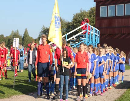 Marknadskommittén Miljönären Cup I ett härligt höstväder medverkande Marknadskommittén kring finalspelet i Miljönären Cup som i år spelades på Avestavallen i Avesta.