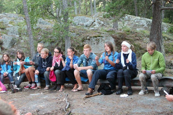 Några av lägerdeltagarna på vårt gemensamma lägerbål med upptäckarscouterna.
