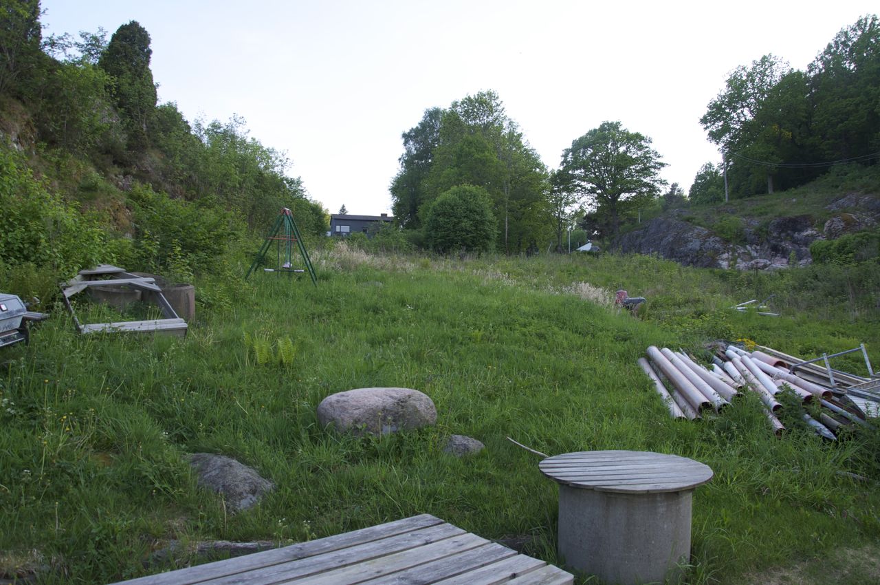 Badängen Bergsvik Foto över badängen i Bergsvik. I det övre partiet i ängen finns en brunn där vatten verkar tryckas upp naturligt.