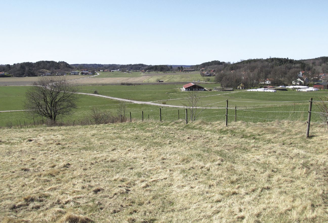 Två härdar och enstaka flintavslag Boplatsspår i Fjärås 11 Målsättning och metod Utredningens syfte var att utreda fornlämningsbilden inom området samt att så långt som möjligt beskriva denna.