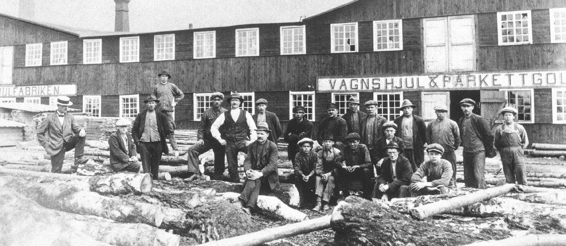GENUINT HANTVERK SEDAN 1886 ATT HISTORIEN OM TARKETT skulle ta sin början i Sverige, ett av världens skogrikaste länder, är inte så konstigt. Svenska folket har en speciell relation till skogen.